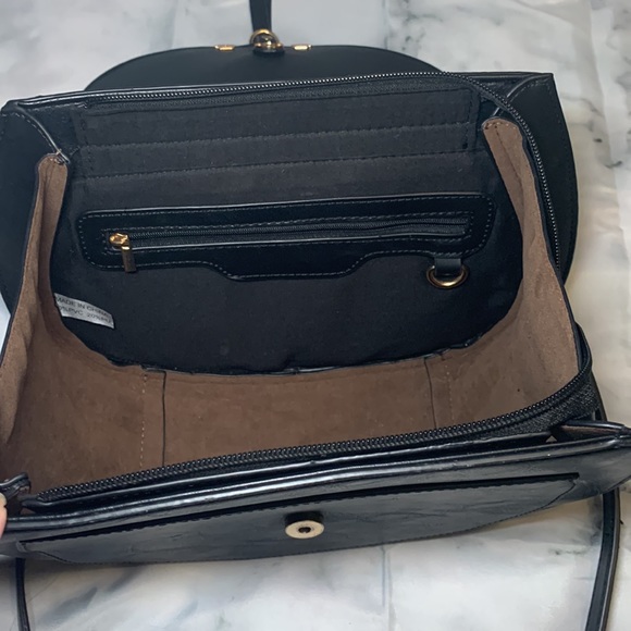 π Black Saddle Crossbody - Picture 7 of 15